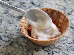 yogurt sundaes | polka dots and picket fences