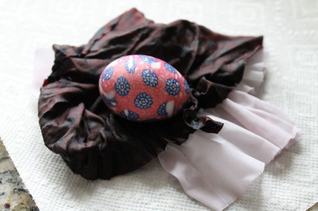 tie dyeing eggs | polka dots and picket fences