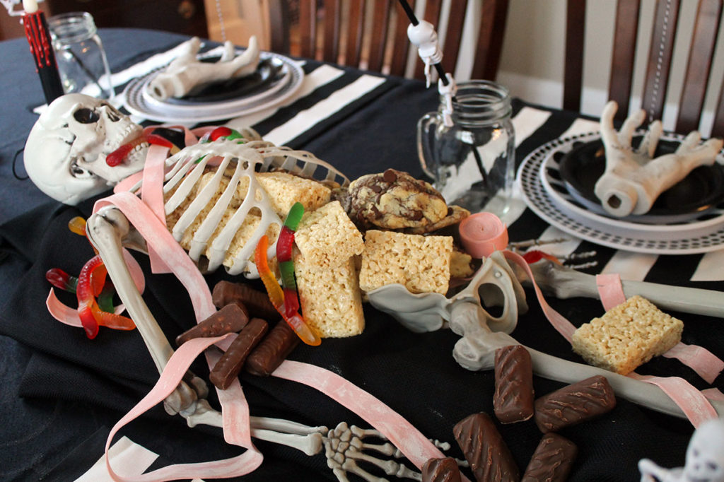 spooktacular halloween table | polka dots and picket fences