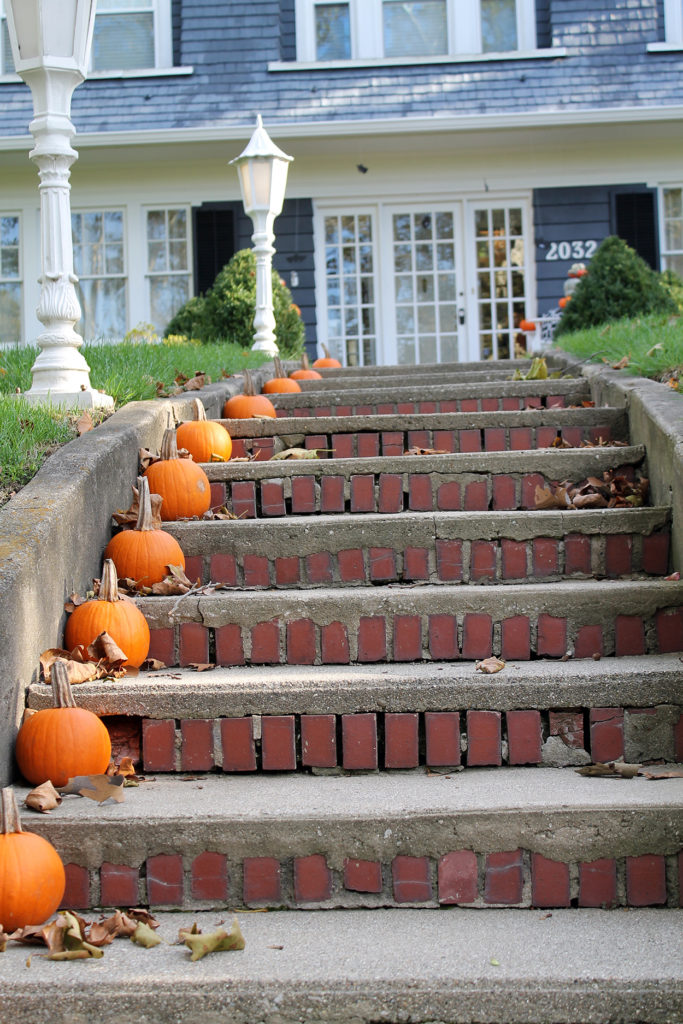 halloween front porch decor | polka dots and picket fences