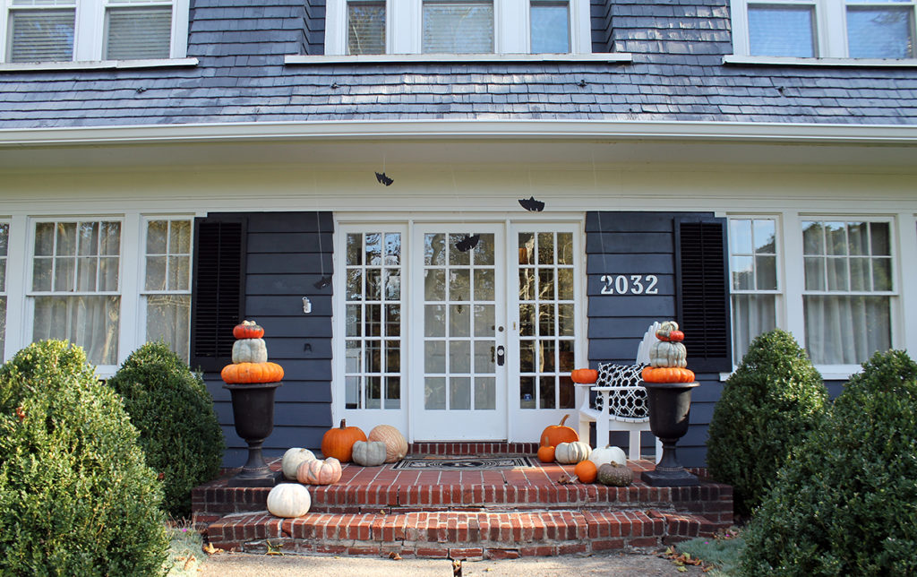 halloween front porch decor | polka dots and picket fences